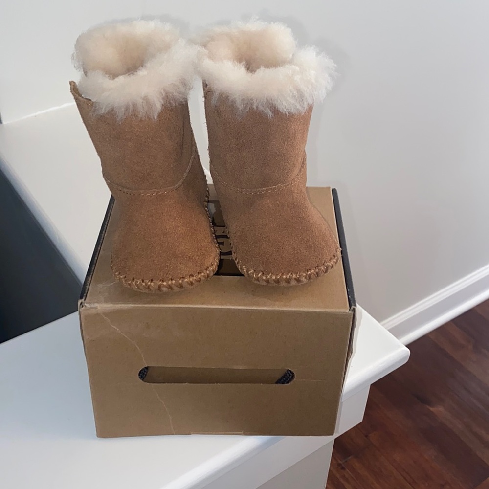 Ugg Caden boots size 2/3. Very light use.